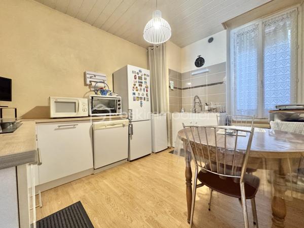 À découvrir sans tarder, ce bel appartement T4 de 87 m² situé au 1er étage d’une résidence calme et bien entretenue de trois étages, à deux pas du Champ de Mars.  

Il se compose d’un agréable salon-séjour lumineux avec climatisation, idéal pour votre confort été comme hiver, d’une cuisine indépendante, de trois belles chambres, d’une salle d’eau moderne ainsi que d’un WC séparé.  

Un grenier vient compléter ce bien et offre un espace de rangement supplémentaire très appréciable.  

Grâce à sa localisation privilégiée, proche des commodités, des commerces et des écoles, cet appartement saura séduire aussi bien une famille qu’un investisseur.  

Un bien fonctionnel, confortable et idéalement situé à visiter rapidement !