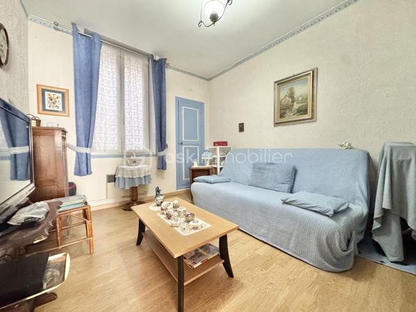 À découvrir sans tarder, ce bel appartement T4 de 87 m² situé au 1er étage d’une résidence calme et bien entretenue de trois étages, à deux pas du Champ de Mars.  

Il se compose d’un agréable salon-séjour lumineux avec climatisation, idéal pour votre confort été comme hiver, d’une cuisine indépendante, de trois belles chambres, d’une salle d’eau moderne ainsi que d’un WC séparé.  

Un grenier vient compléter ce bien et offre un espace de rangement supplémentaire très appréciable.  

Grâce à sa localisation privilégiée, proche des commodités, des commerces et des écoles, cet appartement saura séduire aussi bien une famille qu’un investisseur.  

Un bien fonctionnel, confortable et idéalement situé à visiter rapidement !