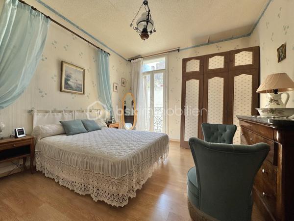 À découvrir sans tarder, ce bel appartement T4 de 87 m² situé au 1er étage d’une résidence calme et bien entretenue de trois étages, à deux pas du Champ de Mars.  

Il se compose d’un agréable salon-séjour lumineux avec climatisation, idéal pour votre confort été comme hiver, d’une cuisine indépendante, de trois belles chambres, d’une salle d’eau moderne ainsi que d’un WC séparé.  

Un grenier vient compléter ce bien et offre un espace de rangement supplémentaire très appréciable.  

Grâce à sa localisation privilégiée, proche des commodités, des commerces et des écoles, cet appartement saura séduire aussi bien une famille qu’un investisseur.  

Un bien fonctionnel, confortable et idéalement situé à visiter rapidement !