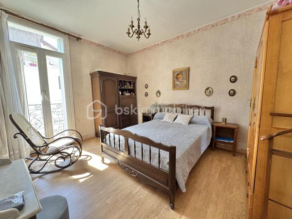 À découvrir sans tarder, ce bel appartement T4 de 87 m² situé au 1er étage d’une résidence calme et bien entretenue de trois étages, à deux pas du Champ de Mars.  

Il se compose d’un agréable salon-séjour lumineux avec climatisation, idéal pour votre confort été comme hiver, d’une cuisine indépendante, de trois belles chambres, d’une salle d’eau moderne ainsi que d’un WC séparé.  

Un grenier vient compléter ce bien et offre un espace de rangement supplémentaire très appréciable.  

Grâce à sa localisation privilégiée, proche des commodités, des commerces et des écoles, cet appartement saura séduire aussi bien une famille qu’un investisseur.  

Un bien fonctionnel, confortable et idéalement situé à visiter rapidement !