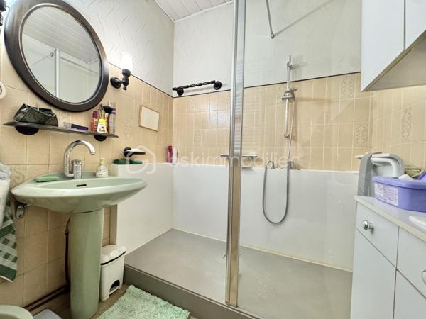 À découvrir sans tarder, ce bel appartement T4 de 87 m² situé au 1er étage d’une résidence calme et bien entretenue de trois étages, à deux pas du Champ de Mars.  

Il se compose d’un agréable salon-séjour lumineux avec climatisation, idéal pour votre confort été comme hiver, d’une cuisine indépendante, de trois belles chambres, d’une salle d’eau moderne ainsi que d’un WC séparé.  

Un grenier vient compléter ce bien et offre un espace de rangement supplémentaire très appréciable.  

Grâce à sa localisation privilégiée, proche des commodités, des commerces et des écoles, cet appartement saura séduire aussi bien une famille qu’un investisseur.  

Un bien fonctionnel, confortable et idéalement situé à visiter rapidement !