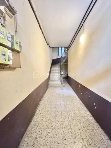 À découvrir sans tarder, ce bel appartement T4 de 87 m² situé au 1er étage d’une résidence calme et bien entretenue de trois étages, à deux pas du Champ de Mars.  

Il se compose d’un agréable salon-séjour lumineux avec climatisation, idéal pour votre confort été comme hiver, d’une cuisine indépendante, de trois belles chambres, d’une salle d’eau moderne ainsi que d’un WC séparé.  

Un grenier vient compléter ce bien et offre un espace de rangement supplémentaire très appréciable.  

Grâce à sa localisation privilégiée, proche des commodités, des commerces et des écoles, cet appartement saura séduire aussi bien une famille qu’un investisseur.  

Un bien fonctionnel, confortable et idéalement situé à visiter rapidement !