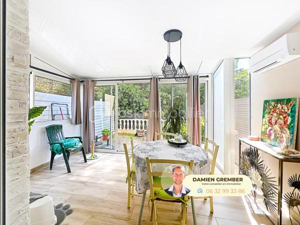 Dans une résidence calme et agréable avec piscine, découvrez ce charmant T2 traversant de 42 m² dont 31 m² Carrez doté d'une belle véranda de 11m², prolongé par un agréable jardin exposé sud ☀️

Vous serez séduit par ce LOGEMENT MEUBLÉ doté d'une clim réversible offrant une ambiance chaleureuse et soignée :
✨ Entrée indépendante
✨ Salon climatisé avec accès direct sur véranda et jardin
✨ Coin cuisine moderne et équipé
✨ Jolie salle d’eau en travertin
✨ Chambre avec penderie sur-mesure
✨ Véranda lumineuse et climatisée offrant un véritable espace de vie supplémentaire
✨ Jardin privatif de 22m² idéal pour profiter des beaux jours

Cet appartement au 2ième étage et en rez-de-jardin bénéficie d’une exposition sud très appréciable ainsi que d’une configuration traversante apportant luminosité et ventilation naturelle.

📍 Emplacement pratique au quotidien :
🥖 Boulangerie à proximité
🛒 Centre commercial accessible à pied en quelques minutes
🚌 Arrêt de bus au pied de la résidence
🚗 Stationnement gratuit et facile dans la rue, et possibilité de parking privatif en sus

Un bien idéal pour une résidence principale, un pied-à-terre à Sète ou un investissement locatif.

⸻

📞 Intéressé(e) ?

🎥 Accédez à la Visite virtuelle 360° depuis l'annonce pour une découverte immersive en toute autonomie.
Contactez Damien GREMBER – BSK Immobilier pour tout renseignement ou pour une visite sur place.