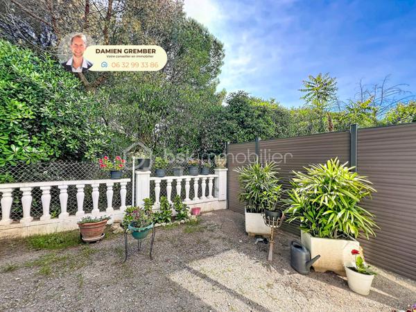 Dans une résidence calme et agréable avec piscine, découvrez ce charmant T2 traversant de 42 m² dont 31 m² Carrez doté d'une belle véranda de 11m², prolongé par un agréable jardin exposé sud ☀️

Vous serez séduit par ce LOGEMENT MEUBLÉ doté d'une clim réversible offrant une ambiance chaleureuse et soignée :
✨ Entrée indépendante
✨ Salon climatisé avec accès direct sur véranda et jardin
✨ Coin cuisine moderne et équipé
✨ Jolie salle d’eau en travertin
✨ Chambre avec penderie sur-mesure
✨ Véranda lumineuse et climatisée offrant un véritable espace de vie supplémentaire
✨ Jardin privatif de 22m² idéal pour profiter des beaux jours

Cet appartement au 2ième étage et en rez-de-jardin bénéficie d’une exposition sud très appréciable ainsi que d’une configuration traversante apportant luminosité et ventilation naturelle.

📍 Emplacement pratique au quotidien :
🥖 Boulangerie à proximité
🛒 Centre commercial accessible à pied en quelques minutes
🚌 Arrêt de bus au pied de la résidence
🚗 Stationnement gratuit et facile dans la rue, et possibilité de parking privatif en sus

Un bien idéal pour une résidence principale, un pied-à-terre à Sète ou un investissement locatif.

⸻

📞 Intéressé(e) ?

🎥 Accédez à la Visite virtuelle 360° depuis l'annonce pour une découverte immersive en toute autonomie.
Contactez Damien GREMBER – BSK Immobilier pour tout renseignement ou pour une visite sur place.