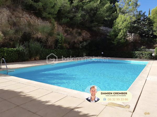 Dans une résidence calme et agréable avec piscine, découvrez ce charmant T2 traversant de 42 m² dont 31 m² Carrez doté d'une belle véranda de 11m², prolongé par un agréable jardin exposé sud ☀️

Vous serez séduit par ce LOGEMENT MEUBLÉ doté d'une clim réversible offrant une ambiance chaleureuse et soignée :
✨ Entrée indépendante
✨ Salon climatisé avec accès direct sur véranda et jardin
✨ Coin cuisine moderne et équipé
✨ Jolie salle d’eau en travertin
✨ Chambre avec penderie sur-mesure
✨ Véranda lumineuse et climatisée offrant un véritable espace de vie supplémentaire
✨ Jardin privatif de 22m² idéal pour profiter des beaux jours

Cet appartement au 2ième étage et en rez-de-jardin bénéficie d’une exposition sud très appréciable ainsi que d’une configuration traversante apportant luminosité et ventilation naturelle.

📍 Emplacement pratique au quotidien :
🥖 Boulangerie à proximité
🛒 Centre commercial accessible à pied en quelques minutes
🚌 Arrêt de bus au pied de la résidence
🚗 Stationnement gratuit et facile dans la rue, et possibilité de parking privatif en sus

Un bien idéal pour une résidence principale, un pied-à-terre à Sète ou un investissement locatif.

⸻

📞 Intéressé(e) ?

🎥 Accédez à la Visite virtuelle 360° depuis l'annonce pour une découverte immersive en toute autonomie.
Contactez Damien GREMBER – BSK Immobilier pour tout renseignement ou pour une visite sur place.