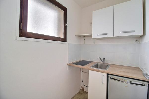CASTELNAU-LE-LEZ - arrêt de tram Clairval - Studio avec balcon et parking