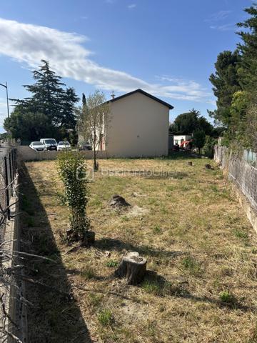 Rare sur le secteur !
Situé sur un axe passant bénéficiant d'une excellente visibilité, ce terrain commercial de 457 m² constitue une opportunité idéale pour l'implantation de votre activité professionnelle ou commerciale.
Ses principaux atouts :
Forte visibilité depuis un axe très fréquenté
Accès simple et rapide
Terrain constructible
Emplacement stratégique à proximité des commerces et services
Secteur dynamique en plein développement
Que vous soyez investisseur, commerçant, professionnel libéral ou chef d'entreprise, ce terrain offre un potentiel remarquable pour valoriser votre projet.
Une adresse de choix pour donner à votre activité la visibilité qu'elle mérite.