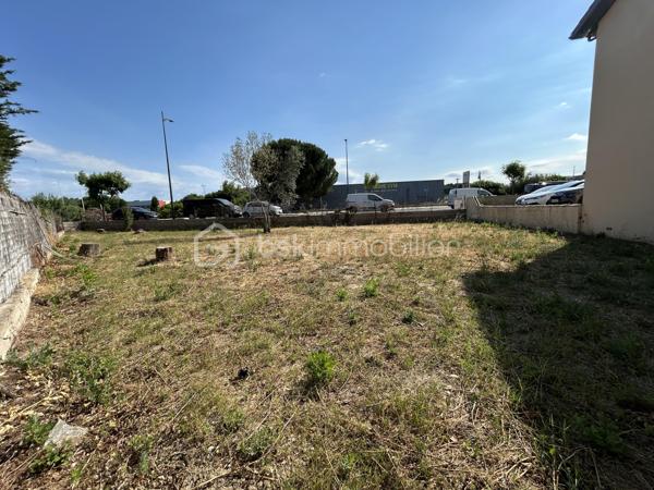 Rare sur le secteur !
Situé sur un axe passant bénéficiant d'une excellente visibilité, ce terrain commercial de 457 m² constitue une opportunité idéale pour l'implantation de votre activité professionnelle ou commerciale.
Ses principaux atouts :
Forte visibilité depuis un axe très fréquenté
Accès simple et rapide
Terrain constructible
Emplacement stratégique à proximité des commerces et services
Secteur dynamique en plein développement
Que vous soyez investisseur, commerçant, professionnel libéral ou chef d'entreprise, ce terrain offre un potentiel remarquable pour valoriser votre projet.
Une adresse de choix pour donner à votre activité la visibilité qu'elle mérite.
