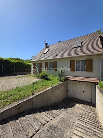 Situé dans une impasse calme et recherché à Creil.
Venez découvrir ce joli pavillon de 1981, parfaitement entretenu, édifié sur un sous-sol total.

Au rez-de-chaussée, vous serez séduit par :

Un séjour double lumineux avec cheminée, idéal pour vos moments en famille
Une cuisine indépendante aménagée et équipée
Une chambre
Une salle d’eau
Un WC indépendant

À l’étage, une grande piece palière dessert :
Deux belles chambres
Une salle de bain avec WC

Le tout est implanté sur une parcelle de 620 m² entièrement clôturée, avec en bonus une authentique cave voûtée, pleine de charme.

✨ Les atouts du bien :
Sous sol total avec cave et atelier
Places de stationnement dans le terrain ou au sous sol
Cheminée
Fibre optique
Chauffage électrique individuel
Assainissement tout-à-l’égout

Proche des écoles, commerces et de la gare (ligne directe Gare du Nord en 25 minutes), à 25 minutes de Roissy CDG et 10 minutes de l’A1.

💎 Un bien clé en main, parfait pour une famille à la recherche de confort et de tranquillité, tout en restant proche des axes et commodités.

📞 Une visite s’impose — contactez-moi sans tarder !