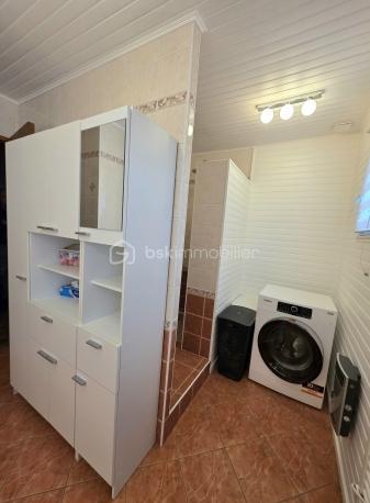 Situé dans une impasse calme et recherché à Creil.
Venez découvrir ce joli pavillon de 1981, parfaitement entretenu, édifié sur un sous-sol total.

Au rez-de-chaussée, vous serez séduit par :

Un séjour double lumineux avec cheminée, idéal pour vos moments en famille
Une cuisine indépendante aménagée et équipée
Une chambre
Une salle d’eau
Un WC indépendant

À l’étage, une grande piece palière dessert :
Deux belles chambres
Une salle de bain avec WC

Le tout est implanté sur une parcelle de 620 m² entièrement clôturée, avec en bonus une authentique cave voûtée, pleine de charme.

✨ Les atouts du bien :
Sous sol total avec cave et atelier
Places de stationnement dans le terrain ou au sous sol
Cheminée
Fibre optique
Chauffage électrique individuel
Assainissement tout-à-l’égout

Proche des écoles, commerces et de la gare (ligne directe Gare du Nord en 25 minutes), à 25 minutes de Roissy CDG et 10 minutes de l’A1.

💎 Un bien clé en main, parfait pour une famille à la recherche de confort et de tranquillité, tout en restant proche des axes et commodités.

📞 Une visite s’impose — contactez-moi sans tarder !
