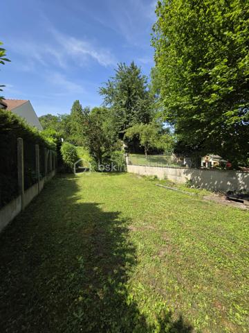 Situé dans une impasse calme et recherché à Creil.
Venez découvrir ce joli pavillon de 1981, parfaitement entretenu, édifié sur un sous-sol total.

Au rez-de-chaussée, vous serez séduit par :

Un séjour double lumineux avec cheminée, idéal pour vos moments en famille
Une cuisine indépendante aménagée et équipée
Une chambre
Une salle d’eau
Un WC indépendant

À l’étage, une grande piece palière dessert :
Deux belles chambres
Une salle de bain avec WC

Le tout est implanté sur une parcelle de 620 m² entièrement clôturée, avec en bonus une authentique cave voûtée, pleine de charme.

✨ Les atouts du bien :
Sous sol total avec cave et atelier
Places de stationnement dans le terrain ou au sous sol
Cheminée
Fibre optique
Chauffage électrique individuel
Assainissement tout-à-l’égout

Proche des écoles, commerces et de la gare (ligne directe Gare du Nord en 25 minutes), à 25 minutes de Roissy CDG et 10 minutes de l’A1.

💎 Un bien clé en main, parfait pour une famille à la recherche de confort et de tranquillité, tout en restant proche des axes et commodités.

📞 Une visite s’impose — contactez-moi sans tarder !