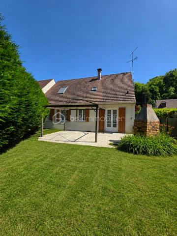 Situé dans une impasse calme et recherché à Creil.
Venez découvrir ce joli pavillon de 1981, parfaitement entretenu, édifié sur un sous-sol total.

Au rez-de-chaussée, vous serez séduit par :

Un séjour double lumineux avec cheminée, idéal pour vos moments en famille
Une cuisine indépendante aménagée et équipée
Une chambre
Une salle d’eau
Un WC indépendant

À l’étage, une grande piece palière dessert :
Deux belles chambres
Une salle de bain avec WC

Le tout est implanté sur une parcelle de 620 m² entièrement clôturée, avec en bonus une authentique cave voûtée, pleine de charme.

✨ Les atouts du bien :
Sous sol total avec cave et atelier
Places de stationnement dans le terrain ou au sous sol
Cheminée
Fibre optique
Chauffage électrique individuel
Assainissement tout-à-l’égout

Proche des écoles, commerces et de la gare (ligne directe Gare du Nord en 25 minutes), à 25 minutes de Roissy CDG et 10 minutes de l’A1.

💎 Un bien clé en main, parfait pour une famille à la recherche de confort et de tranquillité, tout en restant proche des axes et commodités.

📞 Une visite s’impose — contactez-moi sans tarder !