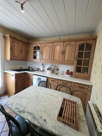 Situé dans une impasse calme et recherché à Creil.
Venez découvrir ce joli pavillon de 1981, parfaitement entretenu, édifié sur un sous-sol total.

Au rez-de-chaussée, vous serez séduit par :

Un séjour double lumineux avec cheminée, idéal pour vos moments en famille
Une cuisine indépendante aménagée et équipée
Une chambre
Une salle d’eau
Un WC indépendant

À l’étage, une grande piece palière dessert :
Deux belles chambres
Une salle de bain avec WC

Le tout est implanté sur une parcelle de 620 m² entièrement clôturée, avec en bonus une authentique cave voûtée, pleine de charme.

✨ Les atouts du bien :
Sous sol total avec cave et atelier
Places de stationnement dans le terrain ou au sous sol
Cheminée
Fibre optique
Chauffage électrique individuel
Assainissement tout-à-l’égout

Proche des écoles, commerces et de la gare (ligne directe Gare du Nord en 25 minutes), à 25 minutes de Roissy CDG et 10 minutes de l’A1.

💎 Un bien clé en main, parfait pour une famille à la recherche de confort et de tranquillité, tout en restant proche des axes et commodités.

📞 Une visite s’impose — contactez-moi sans tarder !