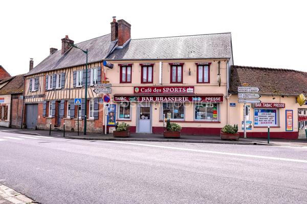 En exclusivité : Situé au cœur du bourg de Crillon, à seulement 17 minutes au Nord-Ouest de Beauvais, découvrez ce fonds de commerce indispensable à la vie locale bénéficiant d'un emplacement numéro 1 en angle sur un carrefour à fort passage.

Chiffres Clés et Conditions Locatives
•	Chiffre d'Affaires (CA HT) :
o	2023 : 153 604 €
o	2024 : 148 252 €
o	2025 : 162 124 € (Activité en croissance)
•	Bail commercial : 9 ans (renouvelé le 21/03/2020)
•	Loyer mensuel : 775,99 € HT
•	Qualité de vie : Fermeture 1 jour et demi par semaine + 3 semaines de congés annuels.

Description des Locaux (Maison ancienne à usage mixte - 136 m²)
•	Rez-de-chaussée (81 m² - Entièrement rénové en 2019) : Espaces d’accueil et commerce, salle de café, salle de restauration, cuisine équipée et une belle terrasse intérieure privative. Grand parking à proximité immédiate pour la clientèle.
•	Étage (55 m² - Logement de fonction) : Un espace de vie comprenant séjour, chambre et salle de bain.

 Équipements Inclus 
L'ensemble du matériel est opérationnel et entretenu pour une reprise d'activité immédiate :
1.	Sécurité & Réseau : Système d'alarme avec caméras de surveillance, connexion Fibre optique.
2.	Espace Bar & Boissons : Pompe à bière et machine à café (mises à disposition par le brasseur), frigo bar 3 portes, vitrine fraîche 4 portes, machine à glaçons, lave-verre.
3.	Cuisine & Restauration : Piano de cuisine, hotte professionnelle, plaque de cuisson + grill, friteuse double, salamandre, plan de travail, lave-vaisselle.
4.	Stockage & Confort : Réfrigérateur, congélateur, batterie de cuisine complète (poêles, casseroles, etc.), 2 télévisions.

 Pour obtenir de plus amples renseignements ou organiser une visite, contactez-moi directement :