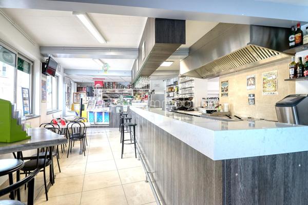 En exclusivité : Situé au cœur du bourg de Crillon, à seulement 17 minutes au Nord-Ouest de Beauvais, découvrez ce fonds de commerce indispensable à la vie locale bénéficiant d'un emplacement numéro 1 en angle sur un carrefour à fort passage.

Chiffres Clés et Conditions Locatives
•	Chiffre d'Affaires (CA HT) :
o	2023 : 153 604 €
o	2024 : 148 252 €
o	2025 : 162 124 € (Activité en croissance)
•	Bail commercial : 9 ans (renouvelé le 21/03/2020)
•	Loyer mensuel : 775,99 € HT
•	Qualité de vie : Fermeture 1 jour et demi par semaine + 3 semaines de congés annuels.

Description des Locaux (Maison ancienne à usage mixte - 136 m²)
•	Rez-de-chaussée (81 m² - Entièrement rénové en 2019) : Espaces d’accueil et commerce, salle de café, salle de restauration, cuisine équipée et une belle terrasse intérieure privative. Grand parking à proximité immédiate pour la clientèle.
•	Étage (55 m² - Logement de fonction) : Un espace de vie comprenant séjour, chambre et salle de bain.

 Équipements Inclus 
L'ensemble du matériel est opérationnel et entretenu pour une reprise d'activité immédiate :
1.	Sécurité & Réseau : Système d'alarme avec caméras de surveillance, connexion Fibre optique.
2.	Espace Bar & Boissons : Pompe à bière et machine à café (mises à disposition par le brasseur), frigo bar 3 portes, vitrine fraîche 4 portes, machine à glaçons, lave-verre.
3.	Cuisine & Restauration : Piano de cuisine, hotte professionnelle, plaque de cuisson + grill, friteuse double, salamandre, plan de travail, lave-vaisselle.
4.	Stockage & Confort : Réfrigérateur, congélateur, batterie de cuisine complète (poêles, casseroles, etc.), 2 télévisions.

 Pour obtenir de plus amples renseignements ou organiser une visite, contactez-moi directement :
