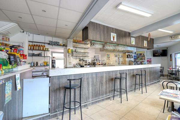 En exclusivité : Situé au cœur du bourg de Crillon, à seulement 17 minutes au Nord-Ouest de Beauvais, découvrez ce fonds de commerce indispensable à la vie locale bénéficiant d'un emplacement numéro 1 en angle sur un carrefour à fort passage.

Chiffres Clés et Conditions Locatives
•	Chiffre d'Affaires (CA HT) :
o	2023 : 153 604 €
o	2024 : 148 252 €
o	2025 : 162 124 € (Activité en croissance)
•	Bail commercial : 9 ans (renouvelé le 21/03/2020)
•	Loyer mensuel : 775,99 € HT
•	Qualité de vie : Fermeture 1 jour et demi par semaine + 3 semaines de congés annuels.

Description des Locaux (Maison ancienne à usage mixte - 136 m²)
•	Rez-de-chaussée (81 m² - Entièrement rénové en 2019) : Espaces d’accueil et commerce, salle de café, salle de restauration, cuisine équipée et une belle terrasse intérieure privative. Grand parking à proximité immédiate pour la clientèle.
•	Étage (55 m² - Logement de fonction) : Un espace de vie comprenant séjour, chambre et salle de bain.

 Équipements Inclus 
L'ensemble du matériel est opérationnel et entretenu pour une reprise d'activité immédiate :
1.	Sécurité & Réseau : Système d'alarme avec caméras de surveillance, connexion Fibre optique.
2.	Espace Bar & Boissons : Pompe à bière et machine à café (mises à disposition par le brasseur), frigo bar 3 portes, vitrine fraîche 4 portes, machine à glaçons, lave-verre.
3.	Cuisine & Restauration : Piano de cuisine, hotte professionnelle, plaque de cuisson + grill, friteuse double, salamandre, plan de travail, lave-vaisselle.
4.	Stockage & Confort : Réfrigérateur, congélateur, batterie de cuisine complète (poêles, casseroles, etc.), 2 télévisions.

 Pour obtenir de plus amples renseignements ou organiser une visite, contactez-moi directement :