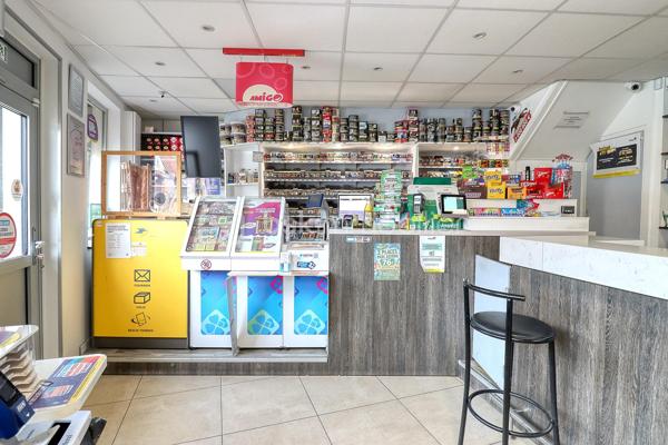 En exclusivité : Situé au cœur du bourg de Crillon, à seulement 17 minutes au Nord-Ouest de Beauvais, découvrez ce fonds de commerce indispensable à la vie locale bénéficiant d'un emplacement numéro 1 en angle sur un carrefour à fort passage.

Chiffres Clés et Conditions Locatives
•	Chiffre d'Affaires (CA HT) :
o	2023 : 153 604 €
o	2024 : 148 252 €
o	2025 : 162 124 € (Activité en croissance)
•	Bail commercial : 9 ans (renouvelé le 21/03/2020)
•	Loyer mensuel : 775,99 € HT
•	Qualité de vie : Fermeture 1 jour et demi par semaine + 3 semaines de congés annuels.

Description des Locaux (Maison ancienne à usage mixte - 136 m²)
•	Rez-de-chaussée (81 m² - Entièrement rénové en 2019) : Espaces d’accueil et commerce, salle de café, salle de restauration, cuisine équipée et une belle terrasse intérieure privative. Grand parking à proximité immédiate pour la clientèle.
•	Étage (55 m² - Logement de fonction) : Un espace de vie comprenant séjour, chambre et salle de bain.

 Équipements Inclus 
L'ensemble du matériel est opérationnel et entretenu pour une reprise d'activité immédiate :
1.	Sécurité & Réseau : Système d'alarme avec caméras de surveillance, connexion Fibre optique.
2.	Espace Bar & Boissons : Pompe à bière et machine à café (mises à disposition par le brasseur), frigo bar 3 portes, vitrine fraîche 4 portes, machine à glaçons, lave-verre.
3.	Cuisine & Restauration : Piano de cuisine, hotte professionnelle, plaque de cuisson + grill, friteuse double, salamandre, plan de travail, lave-vaisselle.
4.	Stockage & Confort : Réfrigérateur, congélateur, batterie de cuisine complète (poêles, casseroles, etc.), 2 télévisions.

 Pour obtenir de plus amples renseignements ou organiser une visite, contactez-moi directement :