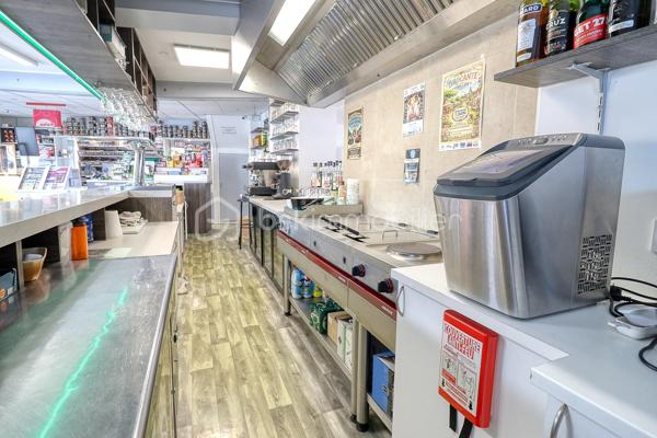 En exclusivité : Situé au cœur du bourg de Crillon, à seulement 17 minutes au Nord-Ouest de Beauvais, découvrez ce fonds de commerce indispensable à la vie locale bénéficiant d'un emplacement numéro 1 en angle sur un carrefour à fort passage.

Chiffres Clés et Conditions Locatives
•	Chiffre d'Affaires (CA HT) :
o	2023 : 153 604 €
o	2024 : 148 252 €
o	2025 : 162 124 € (Activité en croissance)
•	Bail commercial : 9 ans (renouvelé le 21/03/2020)
•	Loyer mensuel : 775,99 € HT
•	Qualité de vie : Fermeture 1 jour et demi par semaine + 3 semaines de congés annuels.

Description des Locaux (Maison ancienne à usage mixte - 136 m²)
•	Rez-de-chaussée (81 m² - Entièrement rénové en 2019) : Espaces d’accueil et commerce, salle de café, salle de restauration, cuisine équipée et une belle terrasse intérieure privative. Grand parking à proximité immédiate pour la clientèle.
•	Étage (55 m² - Logement de fonction) : Un espace de vie comprenant séjour, chambre et salle de bain.

 Équipements Inclus 
L'ensemble du matériel est opérationnel et entretenu pour une reprise d'activité immédiate :
1.	Sécurité & Réseau : Système d'alarme avec caméras de surveillance, connexion Fibre optique.
2.	Espace Bar & Boissons : Pompe à bière et machine à café (mises à disposition par le brasseur), frigo bar 3 portes, vitrine fraîche 4 portes, machine à glaçons, lave-verre.
3.	Cuisine & Restauration : Piano de cuisine, hotte professionnelle, plaque de cuisson + grill, friteuse double, salamandre, plan de travail, lave-vaisselle.
4.	Stockage & Confort : Réfrigérateur, congélateur, batterie de cuisine complète (poêles, casseroles, etc.), 2 télévisions.

 Pour obtenir de plus amples renseignements ou organiser une visite, contactez-moi directement :
