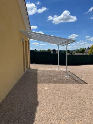 Petite maison mitoyenne avec terrain