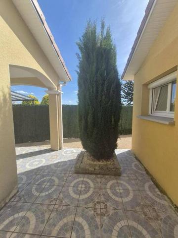 Petite maison mitoyenne avec terrain