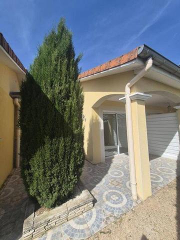 Petite maison mitoyenne avec terrain