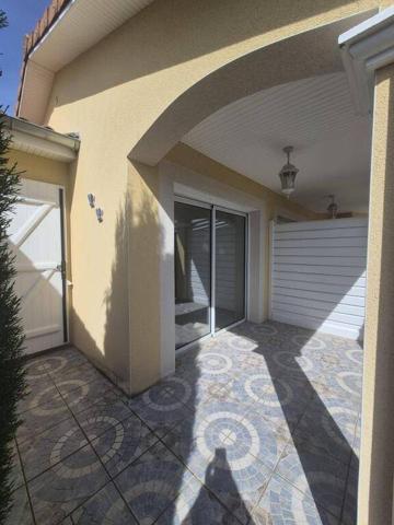 Petite maison mitoyenne avec terrain