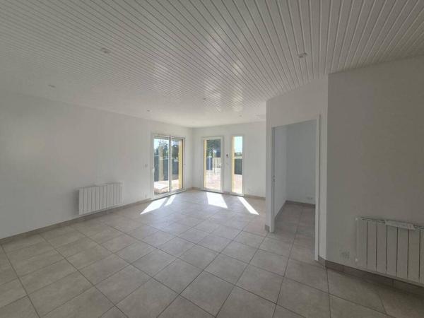 Petite maison mitoyenne avec terrain