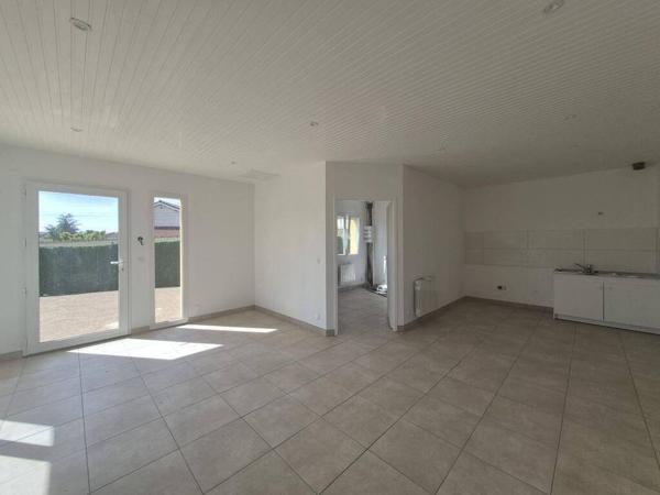 Petite maison mitoyenne avec terrain