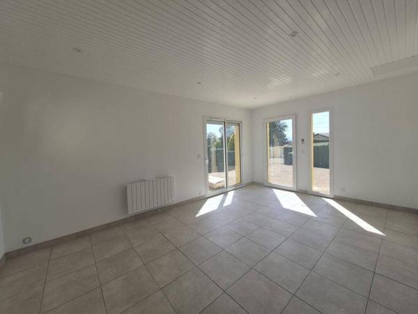 Petite maison mitoyenne avec terrain