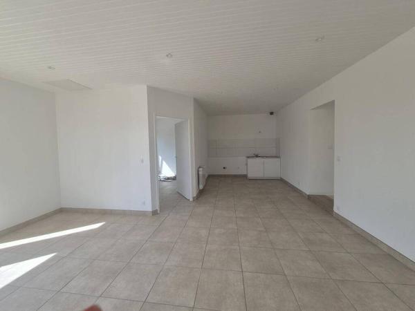 Petite maison mitoyenne avec terrain