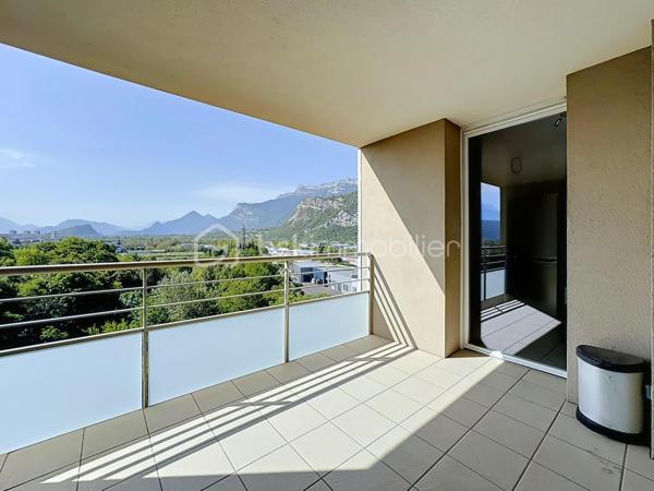 À découvrir au 7 rue Géo Charles à Echirolles , au sein d’une résidence récente de 2011, fermée et sécurisée, ce bel appartement T2 situé au 9ᵉ étage sur 10 avec ascenseur.
Lumineux et fonctionnel, il bénéficie d’une exposition Sud et d’une agréable terrasse avec store électrique offrant une belle vue dégagée. Le parc situé au pied de la résidence apporte un environnement ouvert et préservé.
L’appartement se compose d’une pièce de vie avec cuisine ouverte, d’une chambre avec placard, d’une salle de bains et de WC séparés.
Climatisation, DPE B, visiophone, porte blindée, accès PMR et chauffage urbain collectif avec répartiteurs individuels complètent ses prestations.
Un cellier privatif avec électricité situé sur le palier offre un espace de rangement supplémentaire. 
La résidence dispose également d'un local à vélos et de stationnements libres et sécurisés.
Proximité immédiate des transports, commerces et commodités.
Garage fermé d’environ 20 m² proposé en supplément au prix de 20 000 €, avec possibilité de recharge d’un véhicule électrique depuis les communs des garages.
Charges de copropriété : environ 330 €/trimestre. (chauffage avec répartiteur individuel, eau chaude et froide inclus)
Taxe foncière : environ 1 500 €/an.
Un T2 rare à cet étage, idéal pour profiter d’une belle luminosité, d’une terrasse plein Sud et d’une vue dégagée.