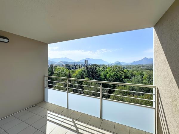 À découvrir au 7 rue Géo Charles à Echirolles , au sein d’une résidence récente de 2011, fermée et sécurisée, ce bel appartement T2 situé au 9ᵉ étage sur 10 avec ascenseur.
Lumineux et fonctionnel, il bénéficie d’une exposition Sud et d’une agréable terrasse avec store électrique offrant une belle vue dégagée. Le parc situé au pied de la résidence apporte un environnement ouvert et préservé.
L’appartement se compose d’une pièce de vie avec cuisine ouverte, d’une chambre avec placard, d’une salle de bains et de WC séparés.
Climatisation, DPE B, visiophone, porte blindée, accès PMR et chauffage urbain collectif avec répartiteurs individuels complètent ses prestations.
Un cellier privatif avec électricité situé sur le palier offre un espace de rangement supplémentaire. 
La résidence dispose également d'un local à vélos et de stationnements libres et sécurisés.
Proximité immédiate des transports, commerces et commodités.
Garage fermé d’environ 20 m² proposé en supplément au prix de 20 000 €, avec possibilité de recharge d’un véhicule électrique depuis les communs des garages.
Charges de copropriété : environ 330 €/trimestre. (chauffage avec répartiteur individuel, eau chaude et froide inclus)
Taxe foncière : environ 1 500 €/an.
Un T2 rare à cet étage, idéal pour profiter d’une belle luminosité, d’une terrasse plein Sud et d’une vue dégagée.