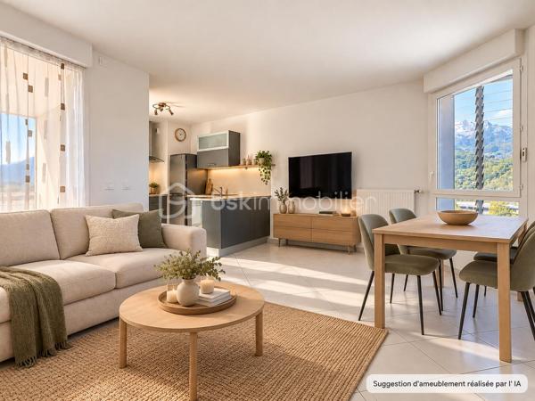 ÉCHIROLLES – 7 rue Géo Charles
Au 9e étage sur 10 avec ascenseur d’une résidence récente de 2011, fermée et sécurisée, découvrez ce T2 de 45 m² lumineux, bénéficiant d’une terrasse exposée plein Sud et d’une belle vue dégagée.
L’appartement offre une agréable pièce de vie avec cuisine ouverte donnant sur la terrasse, une chambre avec placard, une salle de bains ainsi que des WC séparés.
Vous apprécierez particulièrement son étage élevé, son exposition Sud et son environnement ouvert, avec le parc au pied de la résidence.
Les + : climatisation, DPE B, store électrique sur la terrasse, visiophone, porte blindée, accès PMR et cellier privatif avec électricité sur le palier.
La résidence dispose également d’un local à vélos ainsi que de stationnements libres et sécurisés.
Chauffage urbain collectif avec répartiteurs individuels. Eau chaude et eau froide comprises dans les charges.
Charges : environ 330 €/trimestre
Taxe foncière : environ 1 500 €/an
Un garage fermé d’environ 20 m² peut également être acquis en supplément au prix de 20 000 €, avec possibilité de recharge d’un véhicule électrique depuis les communs des garages.
Transports, commerces et commodités à proximité.
Un T2 confortable et lumineux qui se distingue par sa terrasse plein Sud, sa vue dégagée et son excellent DPE. À découvrir rapidement.