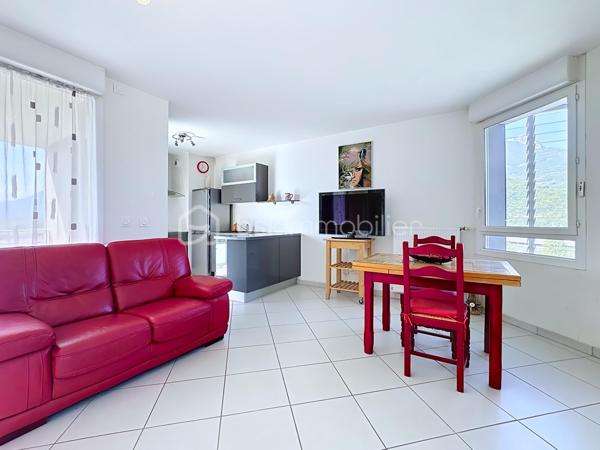 À découvrir au 7 rue Géo Charles à Echirolles , au sein d’une résidence récente de 2011, fermée et sécurisée, ce bel appartement T2 situé au 9ᵉ étage sur 10 avec ascenseur.
Lumineux et fonctionnel, il bénéficie d’une exposition Sud et d’une agréable terrasse avec store électrique offrant une belle vue dégagée. Le parc situé au pied de la résidence apporte un environnement ouvert et préservé.
L’appartement se compose d’une pièce de vie avec cuisine ouverte, d’une chambre avec placard, d’une salle de bains et de WC séparés.
Climatisation, DPE B, visiophone, porte blindée, accès PMR et chauffage urbain collectif avec répartiteurs individuels complètent ses prestations.
Un cellier privatif avec électricité situé sur le palier offre un espace de rangement supplémentaire. 
La résidence dispose également d'un local à vélos et de stationnements libres et sécurisés.
Proximité immédiate des transports, commerces et commodités.
Garage fermé d’environ 20 m² proposé en supplément au prix de 20 000 €, avec possibilité de recharge d’un véhicule électrique depuis les communs des garages.
Charges de copropriété : environ 330 €/trimestre. (chauffage avec répartiteur individuel, eau chaude et froide inclus)
Taxe foncière : environ 1 500 €/an.
Un T2 rare à cet étage, idéal pour profiter d’une belle luminosité, d’une terrasse plein Sud et d’une vue dégagée.
