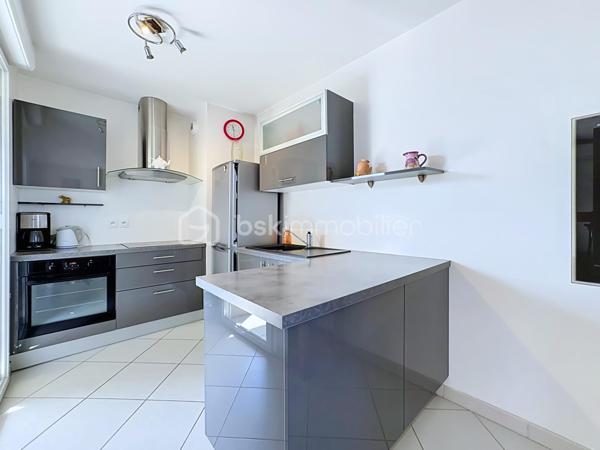 À découvrir au 7 rue Géo Charles à Echirolles , au sein d’une résidence récente de 2011, fermée et sécurisée, ce bel appartement T2 situé au 9ᵉ étage sur 10 avec ascenseur.
Lumineux et fonctionnel, il bénéficie d’une exposition Sud et d’une agréable terrasse avec store électrique offrant une belle vue dégagée. Le parc situé au pied de la résidence apporte un environnement ouvert et préservé.
L’appartement se compose d’une pièce de vie avec cuisine ouverte, d’une chambre avec placard, d’une salle de bains et de WC séparés.
Climatisation, DPE B, visiophone, porte blindée, accès PMR et chauffage urbain collectif avec répartiteurs individuels complètent ses prestations.
Un cellier privatif avec électricité situé sur le palier offre un espace de rangement supplémentaire. 
La résidence dispose également d'un local à vélos et de stationnements libres et sécurisés.
Proximité immédiate des transports, commerces et commodités.
Garage fermé d’environ 20 m² proposé en supplément au prix de 20 000 €, avec possibilité de recharge d’un véhicule électrique depuis les communs des garages.
Charges de copropriété : environ 330 €/trimestre. (chauffage avec répartiteur individuel, eau chaude et froide inclus)
Taxe foncière : environ 1 500 €/an.
Un T2 rare à cet étage, idéal pour profiter d’une belle luminosité, d’une terrasse plein Sud et d’une vue dégagée.