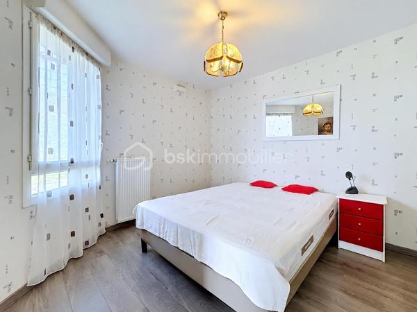 À découvrir au 7 rue Géo Charles à Echirolles , au sein d’une résidence récente de 2011, fermée et sécurisée, ce bel appartement T2 situé au 9ᵉ étage sur 10 avec ascenseur.
Lumineux et fonctionnel, il bénéficie d’une exposition Sud et d’une agréable terrasse avec store électrique offrant une belle vue dégagée. Le parc situé au pied de la résidence apporte un environnement ouvert et préservé.
L’appartement se compose d’une pièce de vie avec cuisine ouverte, d’une chambre avec placard, d’une salle de bains et de WC séparés.
Climatisation, DPE B, visiophone, porte blindée, accès PMR et chauffage urbain collectif avec répartiteurs individuels complètent ses prestations.
Un cellier privatif avec électricité situé sur le palier offre un espace de rangement supplémentaire. 
La résidence dispose également d'un local à vélos et de stationnements libres et sécurisés.
Proximité immédiate des transports, commerces et commodités.
Garage fermé d’environ 20 m² proposé en supplément au prix de 20 000 €, avec possibilité de recharge d’un véhicule électrique depuis les communs des garages.
Charges de copropriété : environ 330 €/trimestre. (chauffage avec répartiteur individuel, eau chaude et froide inclus)
Taxe foncière : environ 1 500 €/an.
Un T2 rare à cet étage, idéal pour profiter d’une belle luminosité, d’une terrasse plein Sud et d’une vue dégagée.