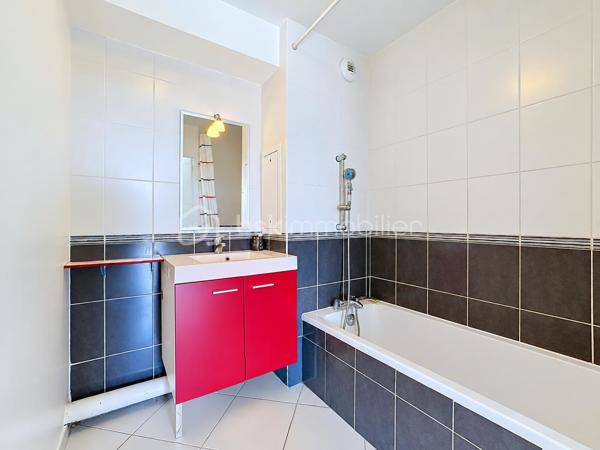 À découvrir au 7 rue Géo Charles à Echirolles , au sein d’une résidence récente de 2011, fermée et sécurisée, ce bel appartement T2 situé au 9ᵉ étage sur 10 avec ascenseur.
Lumineux et fonctionnel, il bénéficie d’une exposition Sud et d’une agréable terrasse avec store électrique offrant une belle vue dégagée. Le parc situé au pied de la résidence apporte un environnement ouvert et préservé.
L’appartement se compose d’une pièce de vie avec cuisine ouverte, d’une chambre avec placard, d’une salle de bains et de WC séparés.
Climatisation, DPE B, visiophone, porte blindée, accès PMR et chauffage urbain collectif avec répartiteurs individuels complètent ses prestations.
Un cellier privatif avec électricité situé sur le palier offre un espace de rangement supplémentaire. 
La résidence dispose également d'un local à vélos et de stationnements libres et sécurisés.
Proximité immédiate des transports, commerces et commodités.
Garage fermé d’environ 20 m² proposé en supplément au prix de 20 000 €, avec possibilité de recharge d’un véhicule électrique depuis les communs des garages.
Charges de copropriété : environ 330 €/trimestre. (chauffage avec répartiteur individuel, eau chaude et froide inclus)
Taxe foncière : environ 1 500 €/an.
Un T2 rare à cet étage, idéal pour profiter d’une belle luminosité, d’une terrasse plein Sud et d’une vue dégagée.