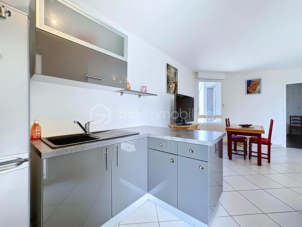 À découvrir au 7 rue Géo Charles à Echirolles , au sein d’une résidence récente de 2011, fermée et sécurisée, ce bel appartement T2 situé au 9ᵉ étage sur 10 avec ascenseur.
Lumineux et fonctionnel, il bénéficie d’une exposition Sud et d’une agréable terrasse avec store électrique offrant une belle vue dégagée. Le parc situé au pied de la résidence apporte un environnement ouvert et préservé.
L’appartement se compose d’une pièce de vie avec cuisine ouverte, d’une chambre avec placard, d’une salle de bains et de WC séparés.
Climatisation, DPE B, visiophone, porte blindée, accès PMR et chauffage urbain collectif avec répartiteurs individuels complètent ses prestations.
Un cellier privatif avec électricité situé sur le palier offre un espace de rangement supplémentaire. 
La résidence dispose également d'un local à vélos et de stationnements libres et sécurisés.
Proximité immédiate des transports, commerces et commodités.
Garage fermé d’environ 20 m² proposé en supplément au prix de 20 000 €, avec possibilité de recharge d’un véhicule électrique depuis les communs des garages.
Charges de copropriété : environ 330 €/trimestre. (chauffage avec répartiteur individuel, eau chaude et froide inclus)
Taxe foncière : environ 1 500 €/an.
Un T2 rare à cet étage, idéal pour profiter d’une belle luminosité, d’une terrasse plein Sud et d’une vue dégagée.