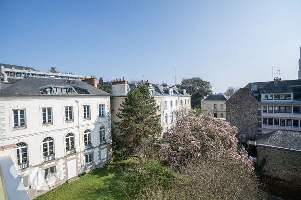 NOUVEAUTE - HYPER CENTRE  - DERNIER ETAGE - ASCENSEUR