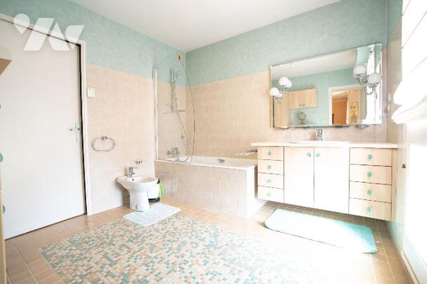 NOUVEAUTE - HYPER CENTRE  - DERNIER ETAGE - ASCENSEUR