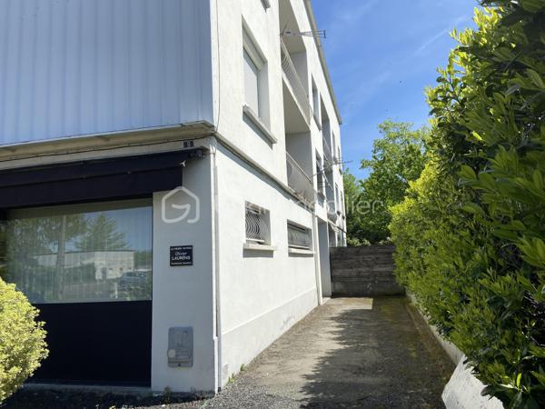 À 10 minutes à pied de la place Verdun. Découvrez cet appartement de 82 m²  des années 60 au dernier étage de l’immeuble de 11 lots ( 1 local commercial, 5 appartements et 5 caves) avec cave. Idéalement  situé dans un quartier calme et aux portes du centre-ville, ce bien fonctionnel est composé de: un séjour de 16 m² et salon de 12 m², donnant accès au balcon, exposé plein Sud, une cuisine à équiper de 11 m², avec accès à une loggia de 5 m²(hors surface carrez) exposé nord. Également deux chambres de 16 et 11 m², une salle de bain et toilettes séparées. les deux balcons invitent à profiter de moment de détente, en plein air dans un environnement calme et sans vis-à-vis dérangeant. l’implantation actuelle de l’appartement permet une projection d’aménagement, fluide et fonctionnelle, le tout complété par des espaces de rangement optimaux et une cave pour vos besoins de stockage. L’ensemble s’inscrit dans un état général nécessitant des travaux: isolation des murs, changement, des menuiseries et volets, électricité.
Charge Copropriété :
Calcul sur la base des derniers appels de fonds: 185 euros/ mois en moyenne ( charges courantes, fonds de travaux)
Profitez d’une citadine confortable, avec toutes les commodités urbaines à votre portée, incluant un accès rapide au commerce, Ecole et transport

Pour plus d’informations, contactez Valerie Roucau. Ne manquez pas cette opportunité!