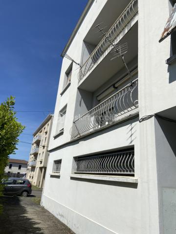 À 10 minutes à pied de la place Verdun. Découvrez cet appartement de 82 m²  des années 60 au dernier étage de l’immeuble de 11 lots ( 1 local commercial, 5 appartements et 5 caves) avec cave. Idéalement  situé dans un quartier calme et aux portes du centre-ville, ce bien fonctionnel est composé de: un séjour de 16 m² et salon de 12 m², donnant accès au balcon, exposé plein Sud, une cuisine à équiper de 11 m², avec accès à une loggia de 5 m²(hors surface carrez) exposé nord. Également deux chambres de 16 et 11 m², une salle de bain et toilettes séparées. les deux balcons invitent à profiter de moment de détente, en plein air dans un environnement calme et sans vis-à-vis dérangeant. l’implantation actuelle de l’appartement permet une projection d’aménagement, fluide et fonctionnelle, le tout complété par des espaces de rangement optimaux et une cave pour vos besoins de stockage. L’ensemble s’inscrit dans un état général nécessitant des travaux: isolation des murs, changement, des menuiseries et volets, électricité.
Charge Copropriété :
Calcul sur la base des derniers appels de fonds: 185 euros/ mois en moyenne ( charges courantes, fonds de travaux)
Profitez d’une citadine confortable, avec toutes les commodités urbaines à votre portée, incluant un accès rapide au commerce, Ecole et transport

Pour plus d’informations, contactez Valerie Roucau. Ne manquez pas cette opportunité!