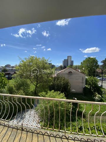 À 10 minutes à pied de la place Verdun. Découvrez cet appartement de 82 m²  des années 60 au dernier étage de l’immeuble de 11 lots ( 1 local commercial, 5 appartements et 5 caves) avec cave. Idéalement  situé dans un quartier calme et aux portes du centre-ville, ce bien fonctionnel est composé de: un séjour de 16 m² et salon de 12 m², donnant accès au balcon, exposé plein Sud, une cuisine à équiper de 11 m², avec accès à une loggia de 5 m²(hors surface carrez) exposé nord. Également deux chambres de 16 et 11 m², une salle de bain et toilettes séparées. les deux balcons invitent à profiter de moment de détente, en plein air dans un environnement calme et sans vis-à-vis dérangeant. l’implantation actuelle de l’appartement permet une projection d’aménagement, fluide et fonctionnelle, le tout complété par des espaces de rangement optimaux et une cave pour vos besoins de stockage. L’ensemble s’inscrit dans un état général nécessitant des travaux: isolation des murs, changement, des menuiseries et volets, électricité.
Charge Copropriété :
Calcul sur la base des derniers appels de fonds: 185 euros/ mois en moyenne ( charges courantes, fonds de travaux)
Profitez d’une citadine confortable, avec toutes les commodités urbaines à votre portée, incluant un accès rapide au commerce, Ecole et transport

Pour plus d’informations, contactez Valerie Roucau. Ne manquez pas cette opportunité!