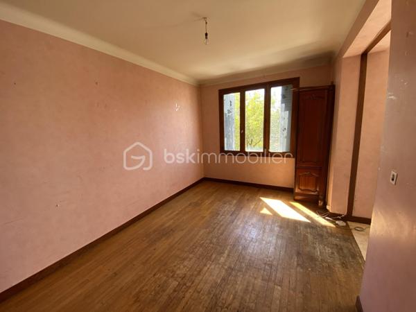 À 10 minutes à pied de la place Verdun. Découvrez cet appartement de 82 m²  des années 60 au dernier étage de l’immeuble de 11 lots ( 1 local commercial, 5 appartements et 5 caves) avec cave. Idéalement  situé dans un quartier calme et aux portes du centre-ville, ce bien fonctionnel est composé de: un séjour de 16 m² et salon de 12 m², donnant accès au balcon, exposé plein Sud, une cuisine à équiper de 11 m², avec accès à une loggia de 5 m²(hors surface carrez) exposé nord. Également deux chambres de 16 et 11 m², une salle de bain et toilettes séparées. les deux balcons invitent à profiter de moment de détente, en plein air dans un environnement calme et sans vis-à-vis dérangeant. l’implantation actuelle de l’appartement permet une projection d’aménagement, fluide et fonctionnelle, le tout complété par des espaces de rangement optimaux et une cave pour vos besoins de stockage. L’ensemble s’inscrit dans un état général nécessitant des travaux: isolation des murs, changement, des menuiseries et volets, électricité.
Charge Copropriété :
Calcul sur la base des derniers appels de fonds: 185 euros/ mois en moyenne ( charges courantes, fonds de travaux)
Profitez d’une citadine confortable, avec toutes les commodités urbaines à votre portée, incluant un accès rapide au commerce, Ecole et transport

Pour plus d’informations, contactez Valerie Roucau. Ne manquez pas cette opportunité!