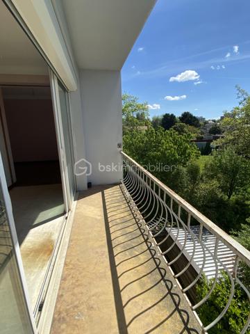 À 10 minutes à pied de la place Verdun. Découvrez cet appartement de 82 m²  des années 60 au dernier étage de l’immeuble de 11 lots ( 1 local commercial, 5 appartements et 5 caves) avec cave. Idéalement  situé dans un quartier calme et aux portes du centre-ville, ce bien fonctionnel est composé de: un séjour de 16 m² et salon de 12 m², donnant accès au balcon, exposé plein Sud, une cuisine à équiper de 11 m², avec accès à une loggia de 5 m²(hors surface carrez) exposé nord. Également deux chambres de 16 et 11 m², une salle de bain et toilettes séparées. les deux balcons invitent à profiter de moment de détente, en plein air dans un environnement calme et sans vis-à-vis dérangeant. l’implantation actuelle de l’appartement permet une projection d’aménagement, fluide et fonctionnelle, le tout complété par des espaces de rangement optimaux et une cave pour vos besoins de stockage. L’ensemble s’inscrit dans un état général nécessitant des travaux: isolation des murs, changement, des menuiseries et volets, électricité.
Charge Copropriété :
Calcul sur la base des derniers appels de fonds: 185 euros/ mois en moyenne ( charges courantes, fonds de travaux)
Profitez d’une citadine confortable, avec toutes les commodités urbaines à votre portée, incluant un accès rapide au commerce, Ecole et transport

Pour plus d’informations, contactez Valerie Roucau. Ne manquez pas cette opportunité!