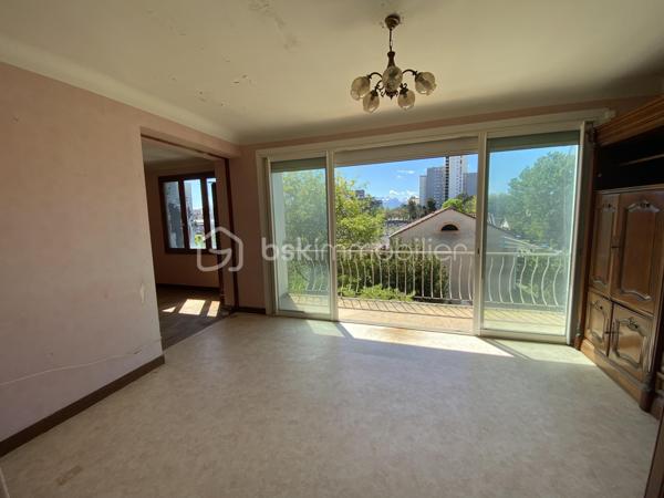 À 10 minutes à pied de la place Verdun. Découvrez cet appartement de 82 m²  des années 60 au dernier étage de l’immeuble de 11 lots ( 1 local commercial, 5 appartements et 5 caves) avec cave. Idéalement  situé dans un quartier calme et aux portes du centre-ville, ce bien fonctionnel est composé de: un séjour de 16 m² et salon de 12 m², donnant accès au balcon, exposé plein Sud, une cuisine à équiper de 11 m², avec accès à une loggia de 5 m²(hors surface carrez) exposé nord. Également deux chambres de 16 et 11 m², une salle de bain et toilettes séparées. les deux balcons invitent à profiter de moment de détente, en plein air dans un environnement calme et sans vis-à-vis dérangeant. l’implantation actuelle de l’appartement permet une projection d’aménagement, fluide et fonctionnelle, le tout complété par des espaces de rangement optimaux et une cave pour vos besoins de stockage. L’ensemble s’inscrit dans un état général nécessitant des travaux: isolation des murs, changement, des menuiseries et volets, électricité.
Charge Copropriété :
Calcul sur la base des derniers appels de fonds: 185 euros/ mois en moyenne ( charges courantes, fonds de travaux)
Profitez d’une citadine confortable, avec toutes les commodités urbaines à votre portée, incluant un accès rapide au commerce, Ecole et transport

Pour plus d’informations, contactez Valerie Roucau. Ne manquez pas cette opportunité!