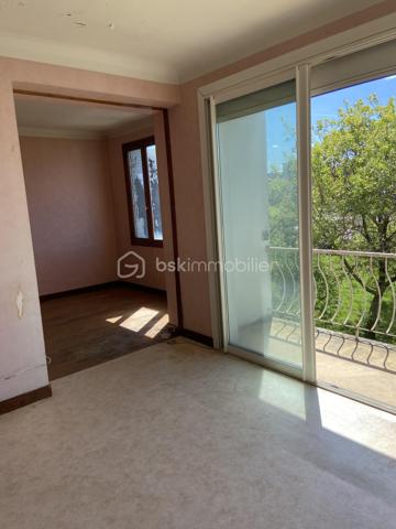 À 10 minutes à pied de la place Verdun. Découvrez cet appartement de 82 m²  des années 60 au dernier étage de l’immeuble de 11 lots ( 1 local commercial, 5 appartements et 5 caves) avec cave. Idéalement  situé dans un quartier calme et aux portes du centre-ville, ce bien fonctionnel est composé de: un séjour de 16 m² et salon de 12 m², donnant accès au balcon, exposé plein Sud, une cuisine à équiper de 11 m², avec accès à une loggia de 5 m²(hors surface carrez) exposé nord. Également deux chambres de 16 et 11 m², une salle de bain et toilettes séparées. les deux balcons invitent à profiter de moment de détente, en plein air dans un environnement calme et sans vis-à-vis dérangeant. l’implantation actuelle de l’appartement permet une projection d’aménagement, fluide et fonctionnelle, le tout complété par des espaces de rangement optimaux et une cave pour vos besoins de stockage. L’ensemble s’inscrit dans un état général nécessitant des travaux: isolation des murs, changement, des menuiseries et volets, électricité.
Charge Copropriété :
Calcul sur la base des derniers appels de fonds: 185 euros/ mois en moyenne ( charges courantes, fonds de travaux)
Profitez d’une citadine confortable, avec toutes les commodités urbaines à votre portée, incluant un accès rapide au commerce, Ecole et transport

Pour plus d’informations, contactez Valerie Roucau. Ne manquez pas cette opportunité!