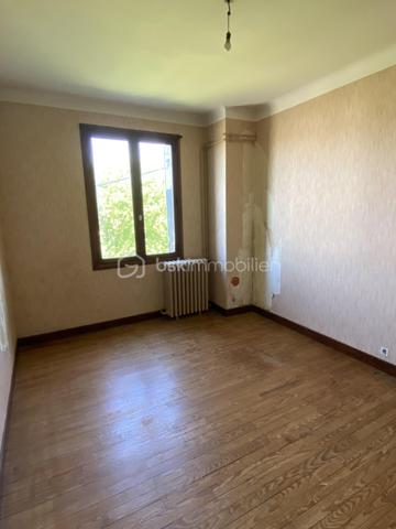 À 10 minutes à pied de la place Verdun. Découvrez cet appartement de 82 m²  des années 60 au dernier étage de l’immeuble de 11 lots ( 1 local commercial, 5 appartements et 5 caves) avec cave. Idéalement  situé dans un quartier calme et aux portes du centre-ville, ce bien fonctionnel est composé de: un séjour de 16 m² et salon de 12 m², donnant accès au balcon, exposé plein Sud, une cuisine à équiper de 11 m², avec accès à une loggia de 5 m²(hors surface carrez) exposé nord. Également deux chambres de 16 et 11 m², une salle de bain et toilettes séparées. les deux balcons invitent à profiter de moment de détente, en plein air dans un environnement calme et sans vis-à-vis dérangeant. l’implantation actuelle de l’appartement permet une projection d’aménagement, fluide et fonctionnelle, le tout complété par des espaces de rangement optimaux et une cave pour vos besoins de stockage. L’ensemble s’inscrit dans un état général nécessitant des travaux: isolation des murs, changement, des menuiseries et volets, électricité.
Charge Copropriété :
Calcul sur la base des derniers appels de fonds: 185 euros/ mois en moyenne ( charges courantes, fonds de travaux)
Profitez d’une citadine confortable, avec toutes les commodités urbaines à votre portée, incluant un accès rapide au commerce, Ecole et transport

Pour plus d’informations, contactez Valerie Roucau. Ne manquez pas cette opportunité!