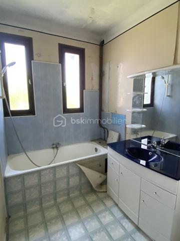 À 10 minutes à pied de la place Verdun. Découvrez cet appartement de 82 m²  des années 60 au dernier étage de l’immeuble de 11 lots ( 1 local commercial, 5 appartements et 5 caves) avec cave. Idéalement  situé dans un quartier calme et aux portes du centre-ville, ce bien fonctionnel est composé de: un séjour de 16 m² et salon de 12 m², donnant accès au balcon, exposé plein Sud, une cuisine à équiper de 11 m², avec accès à une loggia de 5 m²(hors surface carrez) exposé nord. Également deux chambres de 16 et 11 m², une salle de bain et toilettes séparées. les deux balcons invitent à profiter de moment de détente, en plein air dans un environnement calme et sans vis-à-vis dérangeant. l’implantation actuelle de l’appartement permet une projection d’aménagement, fluide et fonctionnelle, le tout complété par des espaces de rangement optimaux et une cave pour vos besoins de stockage. L’ensemble s’inscrit dans un état général nécessitant des travaux: isolation des murs, changement, des menuiseries et volets, électricité.
Charge Copropriété :
Calcul sur la base des derniers appels de fonds: 185 euros/ mois en moyenne ( charges courantes, fonds de travaux)
Profitez d’une citadine confortable, avec toutes les commodités urbaines à votre portée, incluant un accès rapide au commerce, Ecole et transport

Pour plus d’informations, contactez Valerie Roucau. Ne manquez pas cette opportunité!