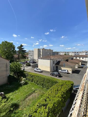 À 10 minutes à pied de la place Verdun. Découvrez cet appartement de 82 m²  des années 60 au dernier étage de l’immeuble de 11 lots ( 1 local commercial, 5 appartements et 5 caves) avec cave. Idéalement  situé dans un quartier calme et aux portes du centre-ville, ce bien fonctionnel est composé de: un séjour de 16 m² et salon de 12 m², donnant accès au balcon, exposé plein Sud, une cuisine à équiper de 11 m², avec accès à une loggia de 5 m²(hors surface carrez) exposé nord. Également deux chambres de 16 et 11 m², une salle de bain et toilettes séparées. les deux balcons invitent à profiter de moment de détente, en plein air dans un environnement calme et sans vis-à-vis dérangeant. l’implantation actuelle de l’appartement permet une projection d’aménagement, fluide et fonctionnelle, le tout complété par des espaces de rangement optimaux et une cave pour vos besoins de stockage. L’ensemble s’inscrit dans un état général nécessitant des travaux: isolation des murs, changement, des menuiseries et volets, électricité.
Charge Copropriété :
Calcul sur la base des derniers appels de fonds: 185 euros/ mois en moyenne ( charges courantes, fonds de travaux)
Profitez d’une citadine confortable, avec toutes les commodités urbaines à votre portée, incluant un accès rapide au commerce, Ecole et transport

Pour plus d’informations, contactez Valerie Roucau. Ne manquez pas cette opportunité!